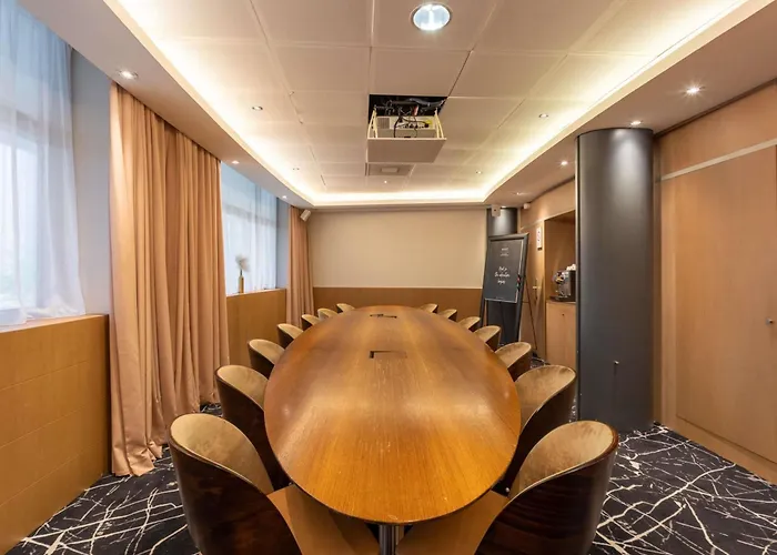 Отель Nest Paris La Defense - Mgallery Collection Пюто